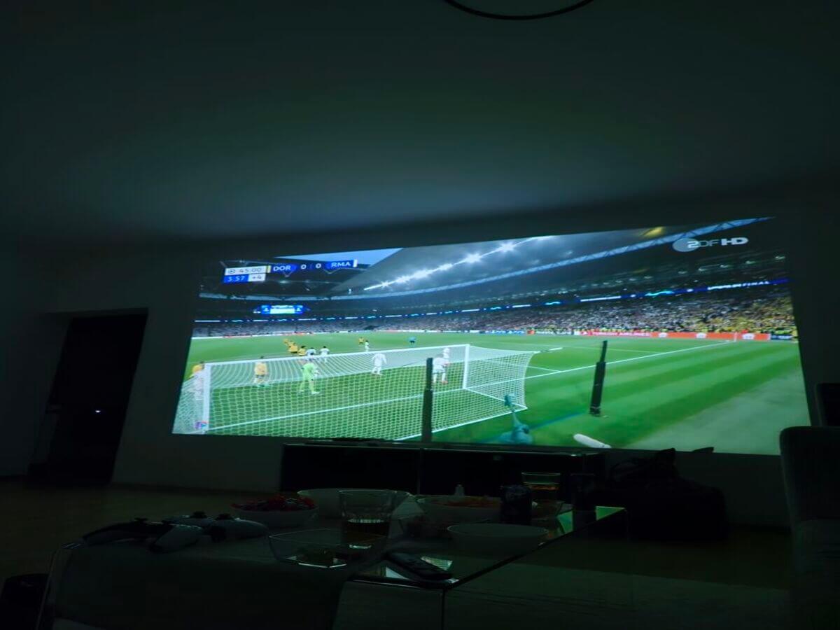 Telão de 130 Polegadas com Jogos e Futebol